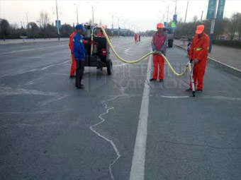 強(qiáng)化春季公路養(yǎng)護(hù)，保證道路通暢